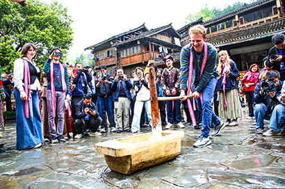 1775005628598033185.jpg 耶鲁合唱团成员体验侗族打糍粑。.jpg