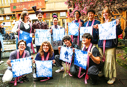 1775005663907030167.jpg 耶鲁合唱团成员展示亲手制作的蓝靛染作品。.jpg