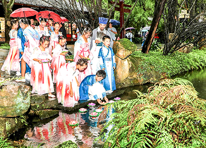 2024年中秋，孩子们在成都武侯祠参加放灯祈福活动。来源：川观新闻.jpg