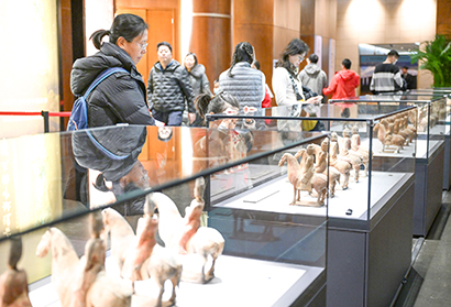 1月3日，观众在中国考古博物馆参观北朝湾漳壁画墓陶骑马俑展区。李贺-摄.jpg